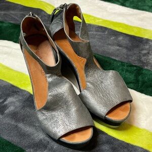 Gentle Souls Metallic Gray Heels Size 7.5
